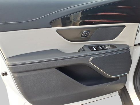 Used 2025 Lincoln Nautilus Premier image 12