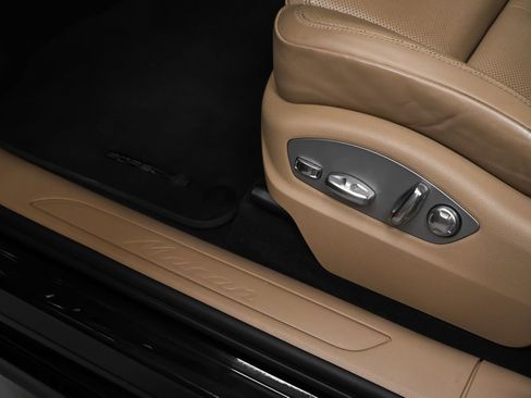 Certified 2023 Porsche Macan AWD/4WD image 25