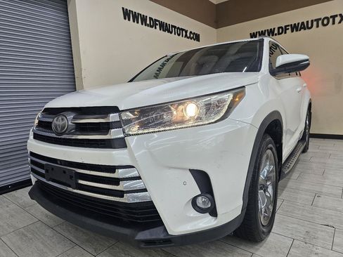 Used 2019 Toyota Highlander Limited Platinum FWD image 2