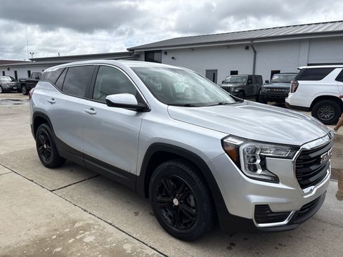 Used 2022 GMC Terrain SLE image 3