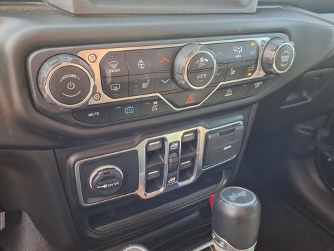 Used 2022 Jeep Wrangler Unlimited Sahara w/ Cold Weather Group AWD/4WD image 21