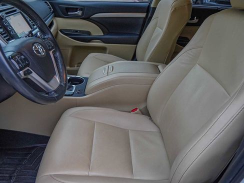 Used 2019 Toyota Highlander XLE image 10