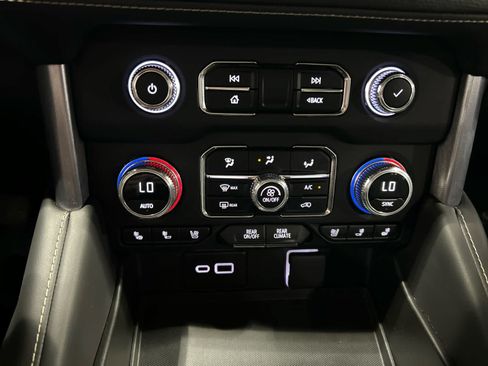 Used 2023 GMC Yukon XL SLT w/ SLT Luxury Package AWD/4WD image 29