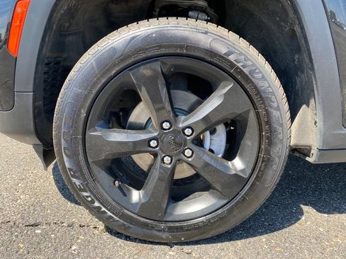Used 2023 Jeep Grand Cherokee Altitude AWD/4WD image 22