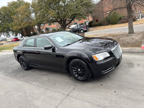 Used 2013 Chrysler 300 image 7