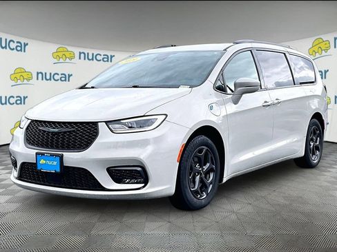 Used 2021 Chrysler Pacifica Touring w/ S Appearance Package FWD image 3