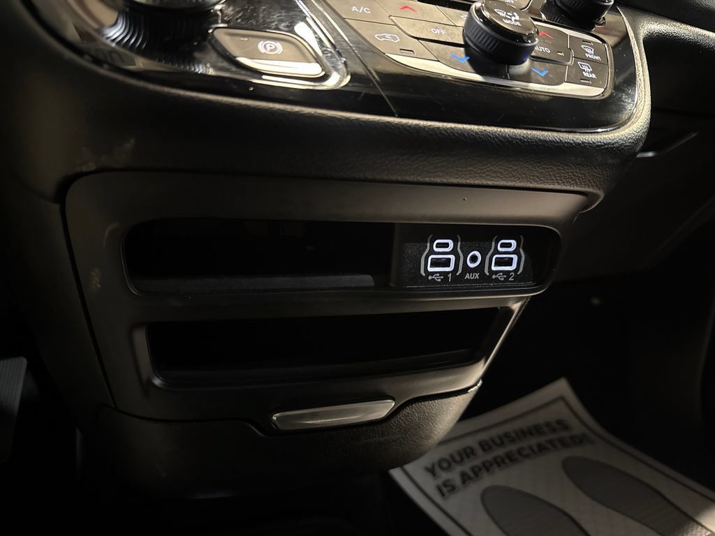 Used 2025 Chrysler Pacifica Select FWD image 22