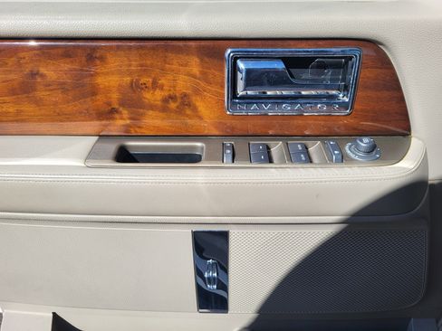 Used 2014 Lincoln Navigator L 2WD image 19