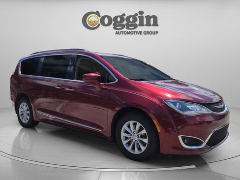 Used 2017 Chrysler Pacifica Touring-L FWD image 7