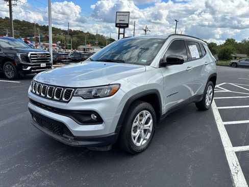 Used 2024 Jeep Compass Latitude image 8