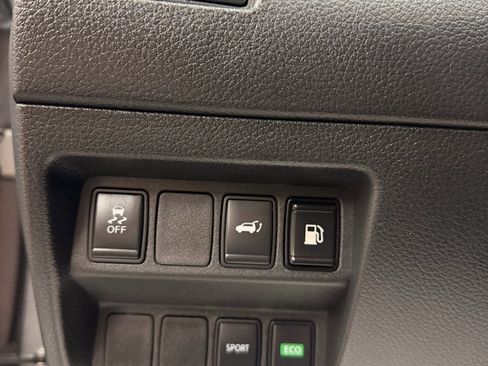 Used 2018 Nissan Rogue SV image 18