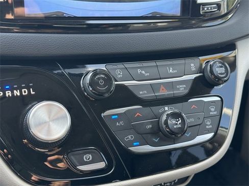 Used 2022 Chrysler Pacifica Touring-L image 15