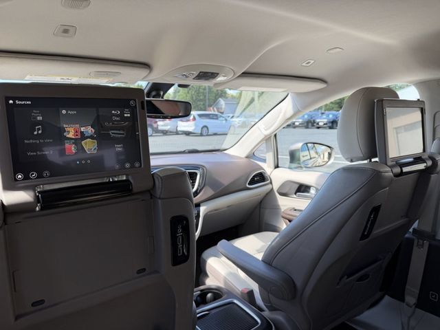 Used 2018 Chrysler Pacifica Touring-L Plus FWD image 21
