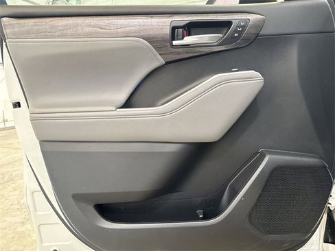 Used 2021 Toyota Highlander Platinum image 23