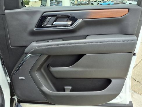 Used 2025 GMC Yukon XL Denali AWD/4WD image 11