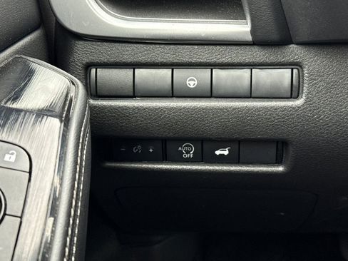 Used 2025 Nissan Rogue SV image 37