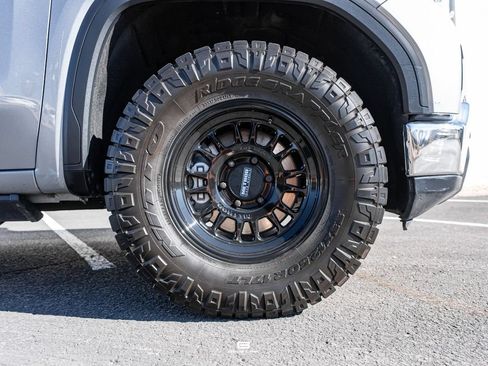 Used 2025 GMC Sierra 1500 SLE w/ X31 Off-Road Package AWD/4WD image 12