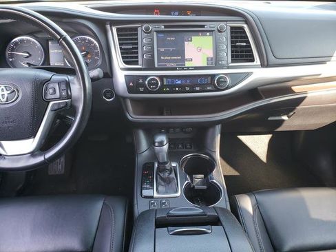 Used 2019 Toyota Highlander AWD V6 image 18
