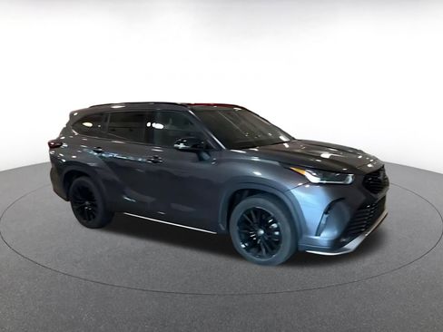 Used 2025 Toyota Highlander XSE AWD/4WD image 2
