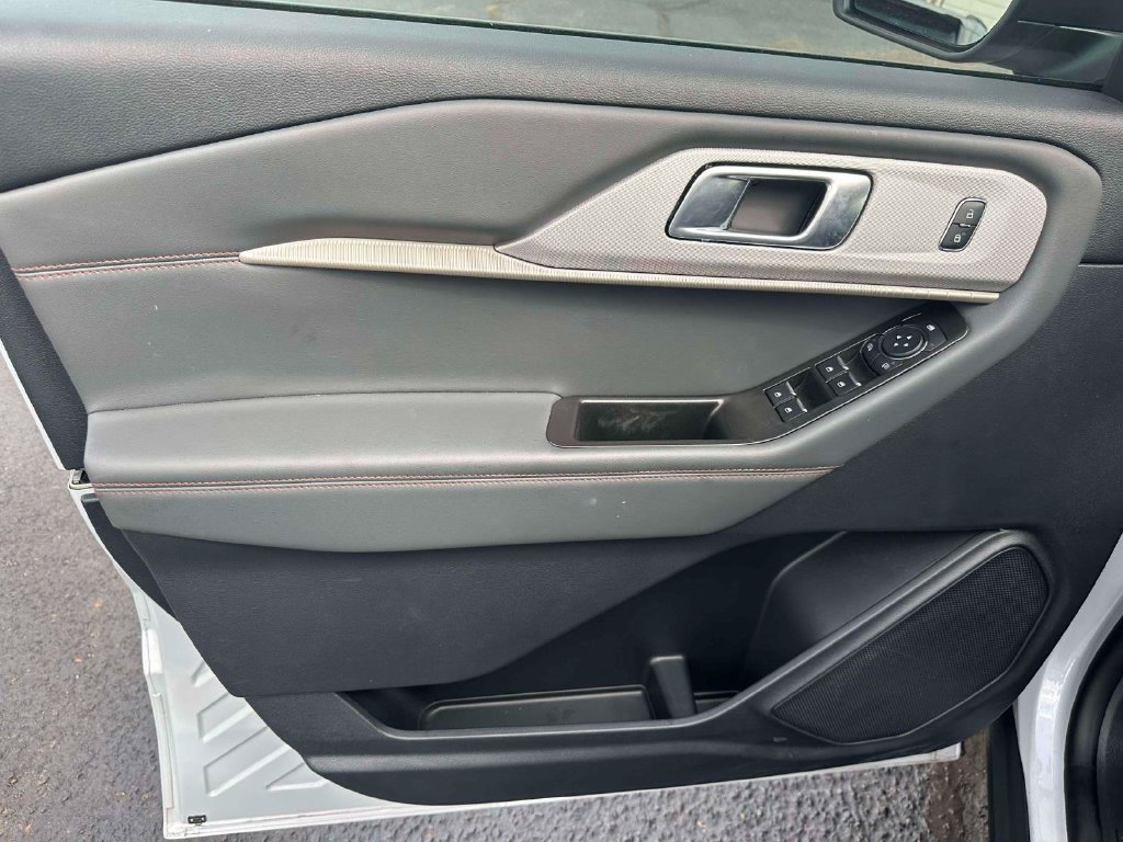 Used 2026 Ford Explorer Active AWD/4WD image 16