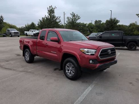 Used 2017 Toyota Tacoma SR5 w/ Tow Package AWD/4WD image 2