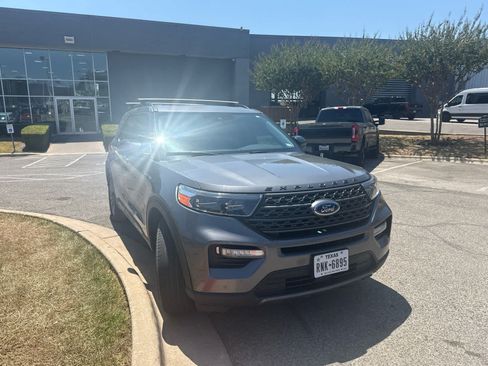 Used 2022 Ford Explorer XLT w/ Equipment Group 202A RWD image 4