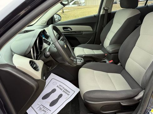 Used 2014 Chevrolet Cruze LS FWD image 13