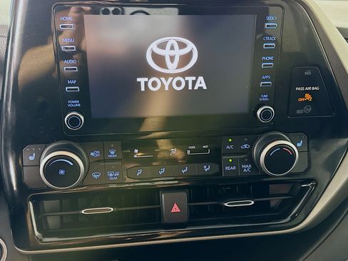 Used 2020 Toyota Highlander LE image 18