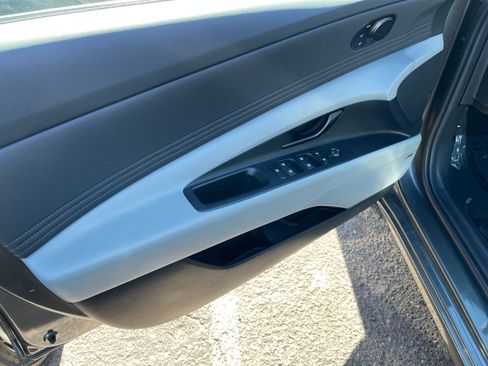 Used 2025 Hyundai Elantra Limited image 20