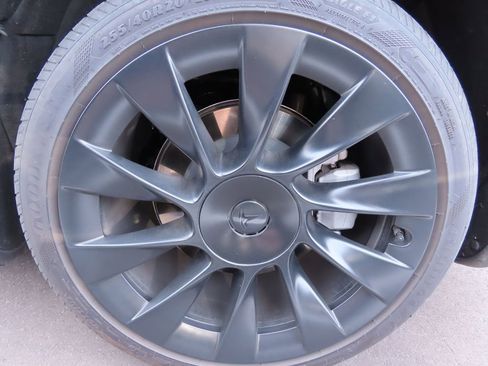 Used 2024 Tesla Model Y Long Range image 16