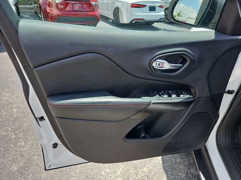 Used 2019 Jeep Cherokee Trailhawk w/ Cold Weather Group image 15