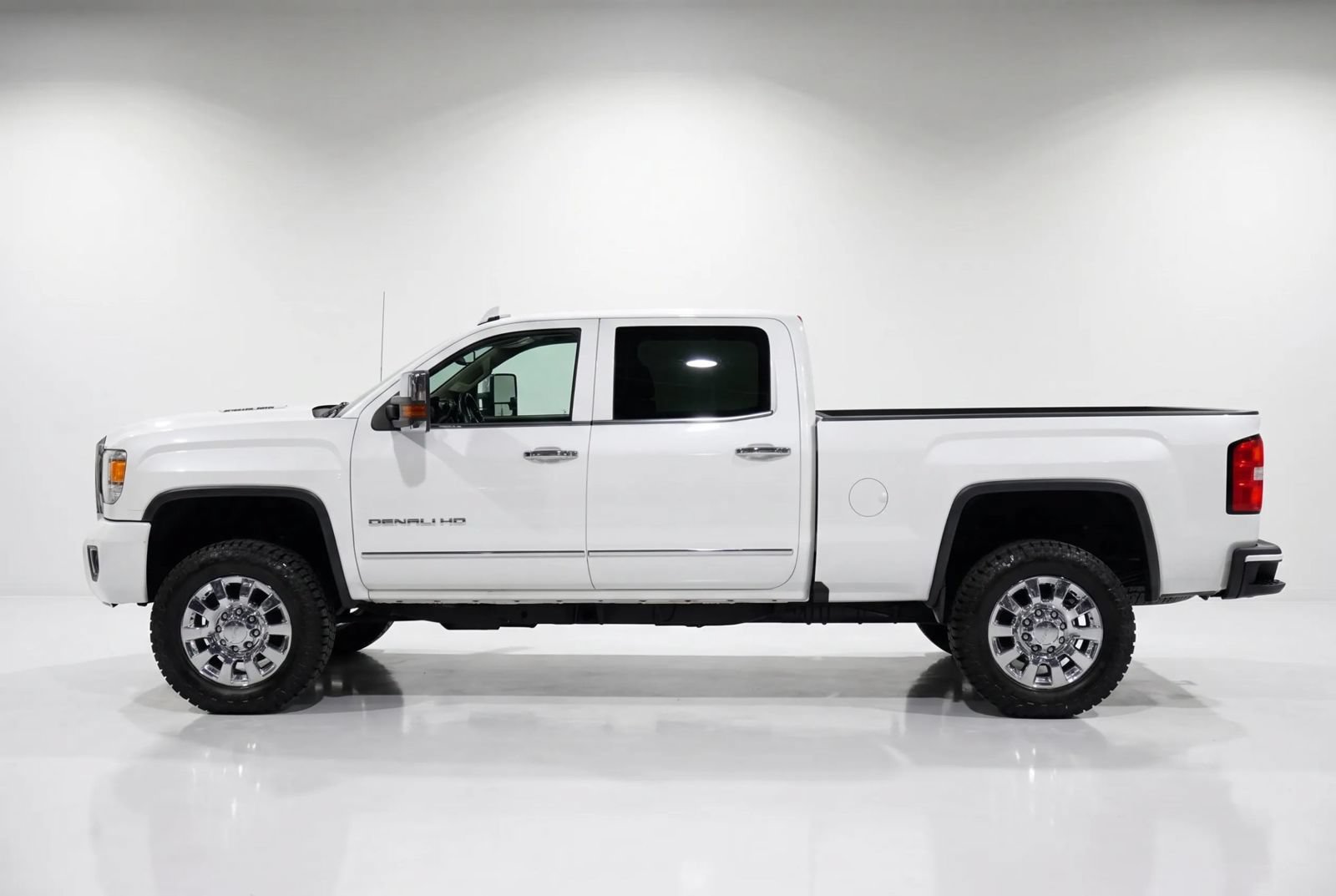 Used 2016 GMC Sierra 2500 Denali w/ Duramax Plus Package AWD/4WD image 4