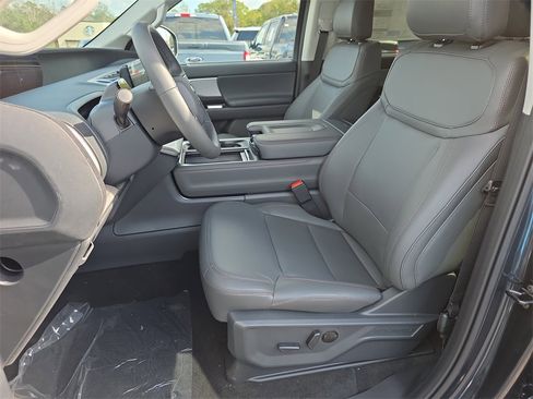 New 2025 Ford Expedition Active image 11