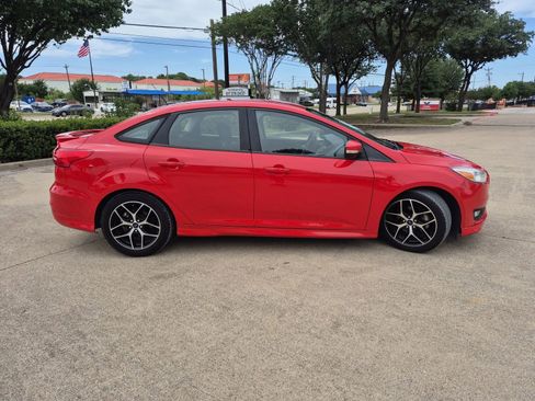 Used 2016 Ford Focus SE w/ SE Sport Package FWD image 5