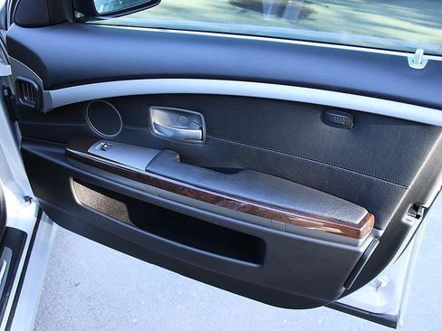 Used 2007 BMW 750i RWD image 26