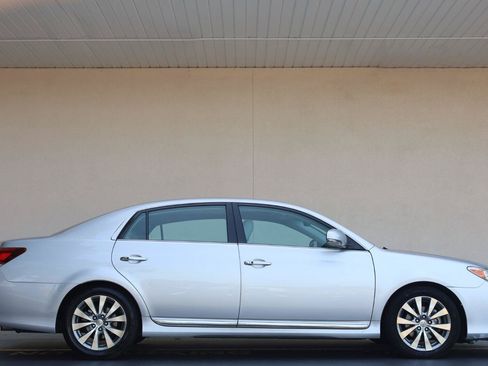 Used 2011 Toyota Avalon Limited FWD image 2