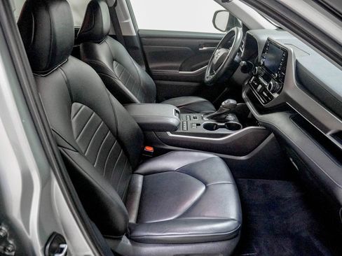 Used 2021 Toyota Highlander XLE image 32