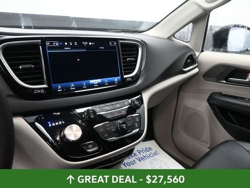 Used 2024 Chrysler Pacifica Touring-L image 25