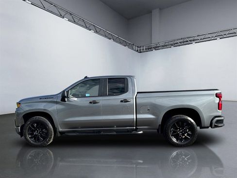 Used 2019 Chevrolet Silverado 1500 Custom w/ Custom Value Package AWD/4WD image 2