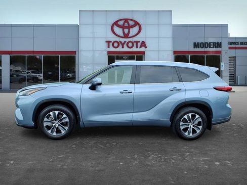 Used 2023 Toyota Highlander XLE FWD image 2