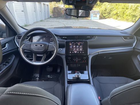 Used 2023 Jeep Grand Cherokee Laredo image 20