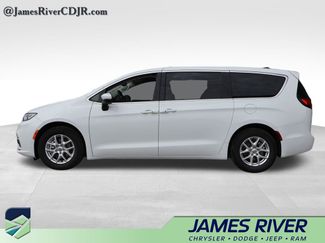 Used 2023 Chrysler Pacifica Touring-L FWD video 2