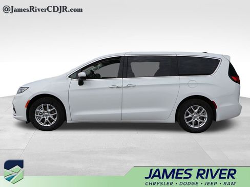 Used 2023 Chrysler Pacifica Touring-L FWD image 2