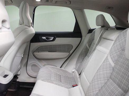 Used 2022 Volvo XC60 B5 Momentum w/ Advanced Package FWD image 26