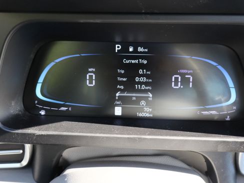 Used 2024 Hyundai Elantra SE FWD image 9