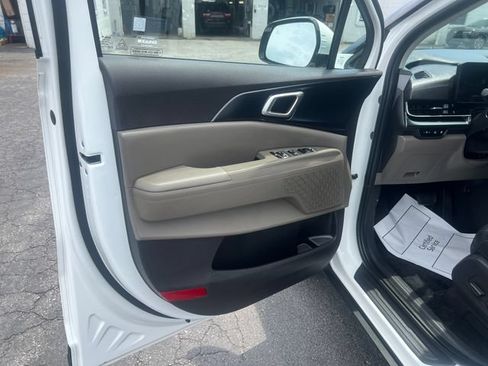 Used 2026 Kia Carnival LXS FWD image 10