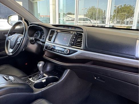 Used 2017 Toyota Highlander Limited Platinum AWD/4WD image 23