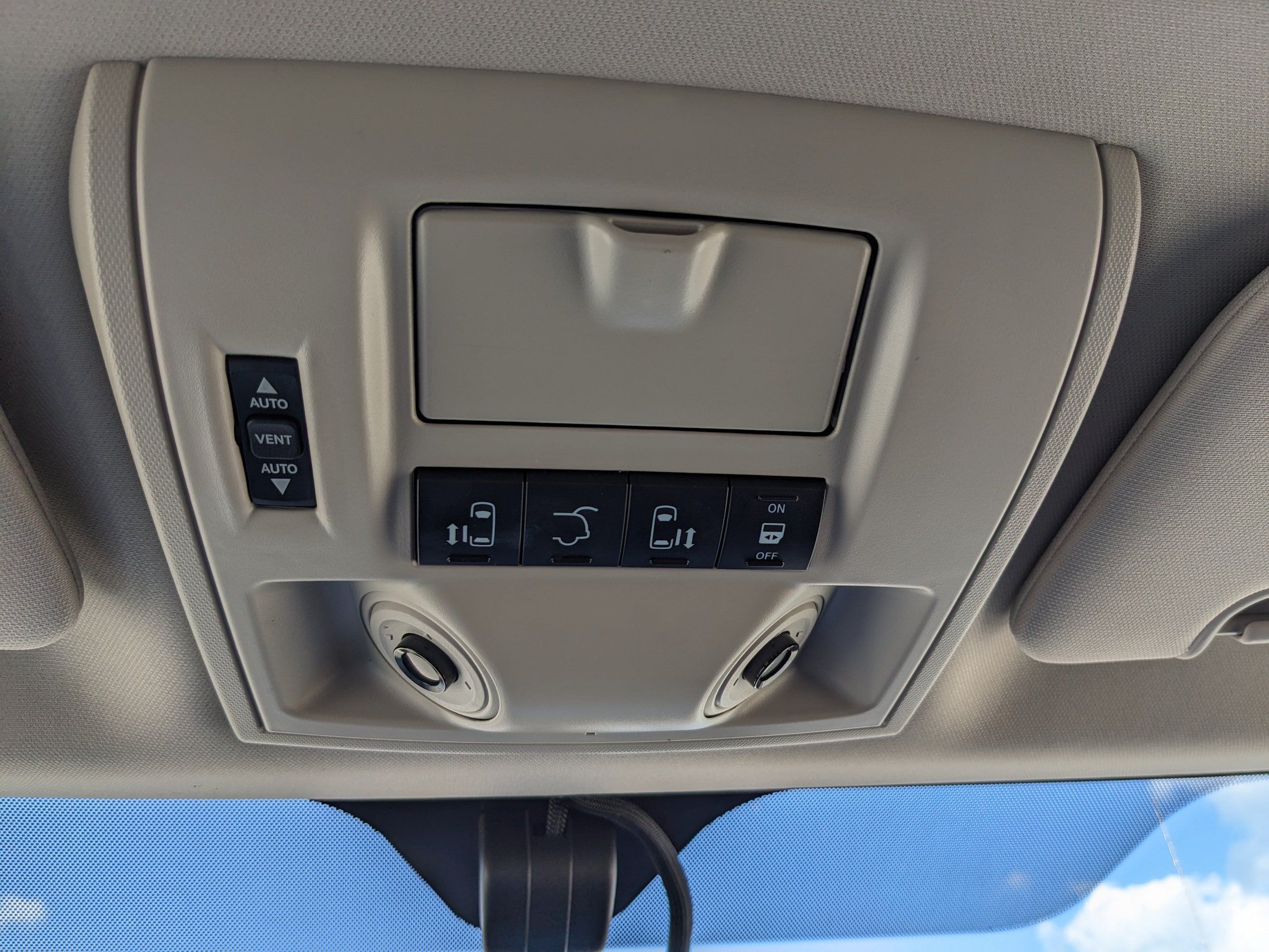 Used 2016 Chrysler Town & Country Touring-L FWD image 16