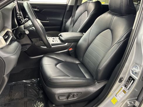 Used 2025 Toyota Highlander XLE AWD/4WD image 25
