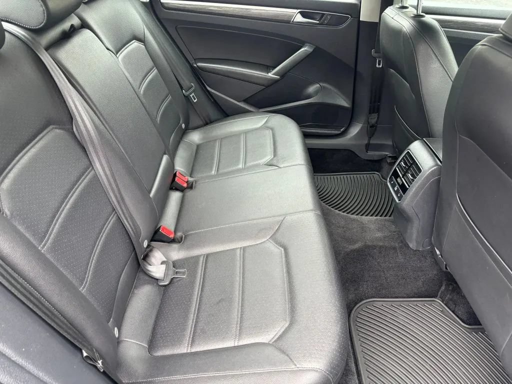 Used 2017 Volkswagen Passat 1.8T SE FWD image 16